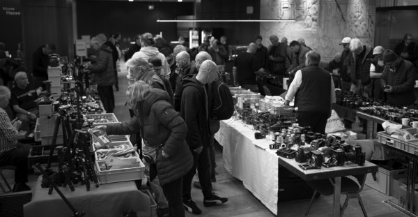 Customers and retailers, Photographica, old photo equipment, cameras, lenses, display, black and white, photo exchange, photo exchange, Fellbach, Baden-Württemberg, Germany