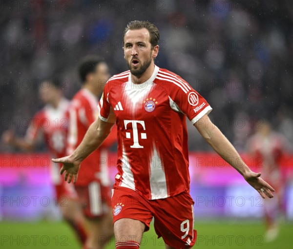 Goal celebration Harry Kane FC Bayern Munich FCB (09) Rain, Football Bundesliga, Allianz Arena, Munich, Bavaria, Germany
