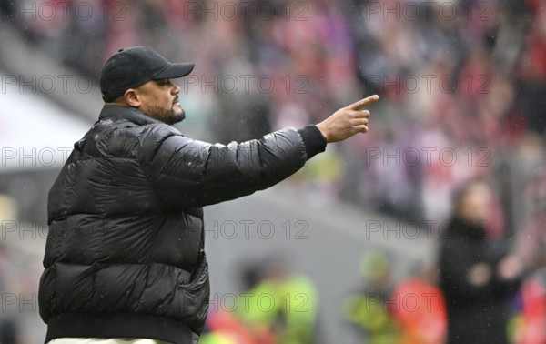 Coach coach Vincent Kompany FC Bayern Munich FCB on the sidelines gesture gesture rain, soccer Bundesliga, Allianz Arena, Munich, Bayern, Germany