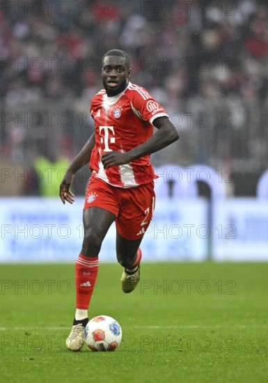 Dayot Upamecano FC Bayern Munich FCB (02) Action on the ball Rain, Football Bundesliga, Allianz Arena, Munich, Bayern, Germany