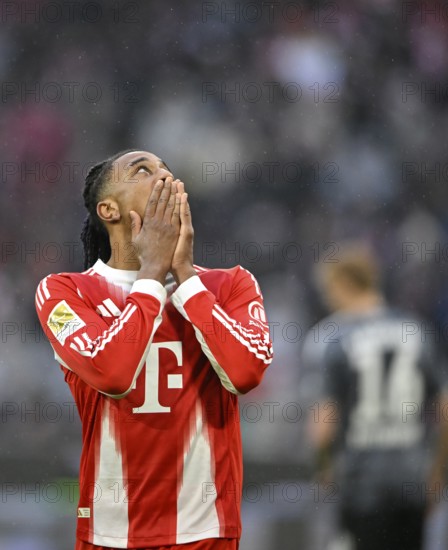 Michael Olise FC Bayern Munich FCB (17) disappointed Portrait Gesture Gesture Look up, Rain, Football Bundesliga, Allianz Arena, Munich, Bavaria, Germany