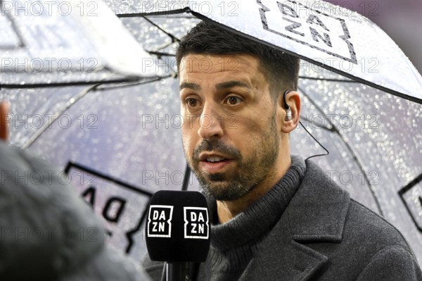 DAZN TV expert Sami Khedira interview with screen microphone Mikro Logo Rain, soccer Bundesliga, Allianz Arena, Munich, Bayern, Germany