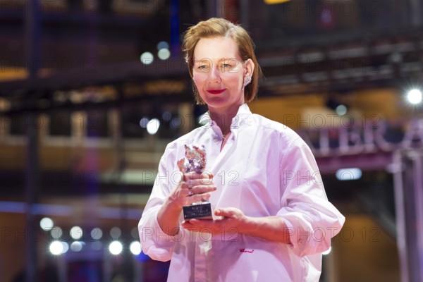 Sandra Hüller poses with the Silver Bear for the best acting performance in a leading role in the film Rose after the awards ceremony at the Berlinale closing gala at the Theater am Potsdamer Platz in Berlin on 21.02.2026. The 76th Berlin International Film Festival will take place from February 12 to 22, 2026