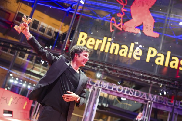 Ilker Çatak poses with the Golden Bear as director of the film Arctia flavia (Yellow Letters) for Best Film after the award ceremony at the closing gala of the Berlinale at the Theater am Potsdamer Platz in Berlin on 21.02.2026. The 76th Berlin International Film Festival will take place from 12 to 22 February 2026