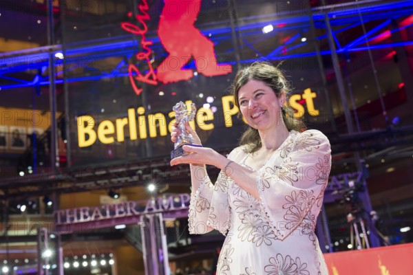 Anna Fitch (US director) poses with the Silver Bear for Outstanding Artistic Achievement for the film Yo (Love is a Rebellious Bird) after the award ceremony at the closing gala of the Berlinale at the Theater am Potsdamer Platz in Berlin on 21.02.2026. The 76th Berlin International Film Festival will take place from 12 to 22 February 2026