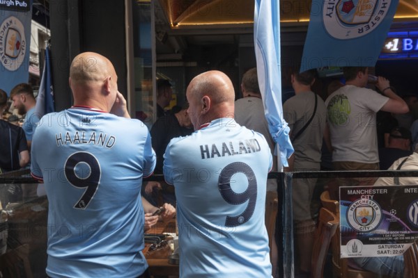 Istanbul, Turkey. June 9th 2023 British Manchester City fans with Erling Haaland number 9 shirts enjoy a drink before the Champions League Final in Istanbul, Turkey
