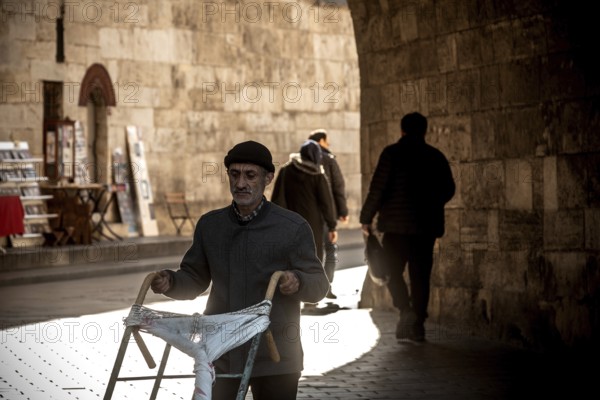 Istanbul, Turkey. November 21st 2023 A Turkish worker pushes a trolley cart near the Egyptian Bazaar in a popular shopping district of Istanbul, Turkey
