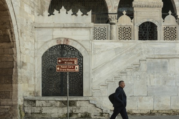 Istanbul, Turkey. November 22nd 2023 Street sign for the Grand Bazaar outside the beautiful architecture of Yeni Cami near the Egyptian Bazaar, Istanbul, Turkey