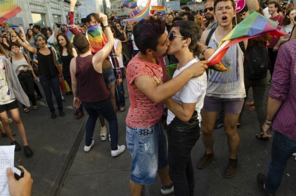 Istanbul, Turkey. 28th June, 2015 Two Gay Turkish men kiss among people celebrating Gay Pride in Istanbul, Turkey