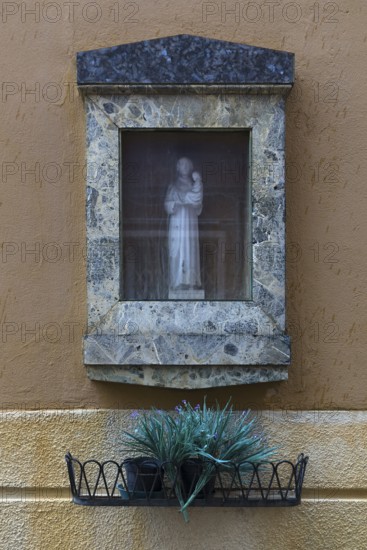 Saint figure in a niche, Venice, Veneto, Italy