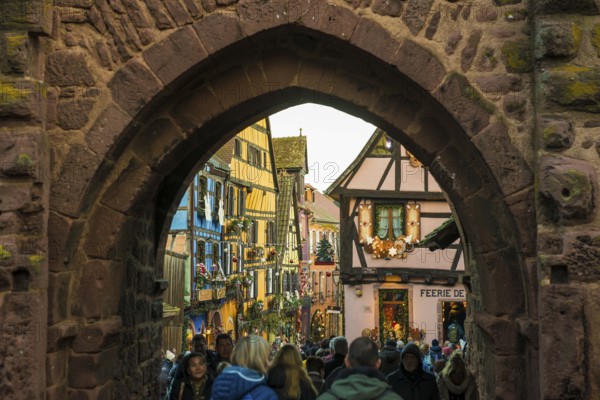 Christmassy decorated half-timbered houses, Christmas market, Riquewihr, Grand Est, Haut-Rhin, Alsace, France