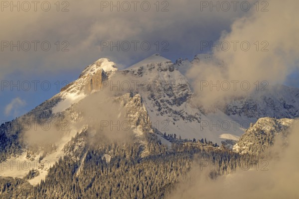 The Rofan Mountains seen from Gallzein. Starting from the left: Rotspitze, Hochiss, Spieljoch, Rofan Mountains, Tyrol, Austria