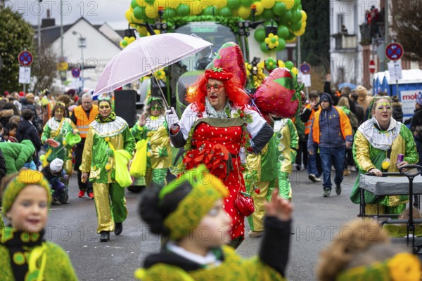 The Klaa Paris carnival parade passes through the streets of Frankfurt's Heddernheim, Heddernheim, Frankfurt am Main, Hesse, Germany