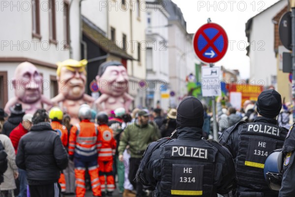 A large police force ensures safety on the Klaa Paris carnival parade in the Heddernheim district of Frankfurt, Heddernheim, Frankfurt am Main, Hesse, Germany
