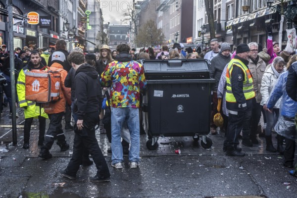 Public order office checkpoint on Bolkerstraße, access to the old town, check for glass bottles, weapons, etc. on Rose Monday in Düsseldorf, North Rhine-Westphalia, Germany