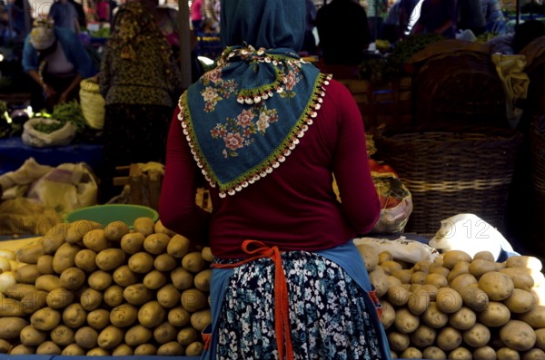 Selcuk, Turkey. 4th July 2015. A local woman working in the weekly farmers Bazaar, Selcuk, Turkey