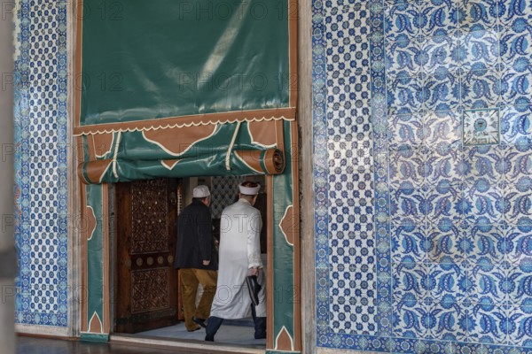 Istanbul, Turkey. January 3rd 2025 A Turkish Imam entering the prayer hall of the newly restored Rustem Pasha Mosque, Eminonu, Istanbul, Turkey