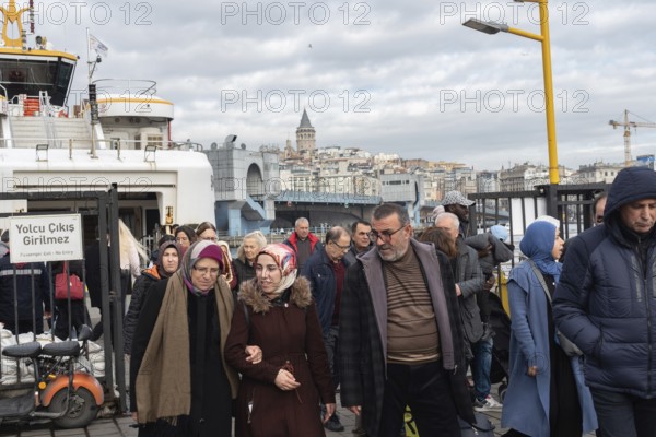 Istanbul, Turkey. January 3rd 2025 A crowd of passengers disembark the ferry from the Asian side of the Turkish city of Istanbul, Turkey