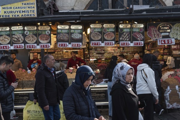 Istanbul, Turkey 10th January 2025 Turkish shoppers in a busy market near the Spice Bazaar in the Eminonu district of Istanbul, Turkey