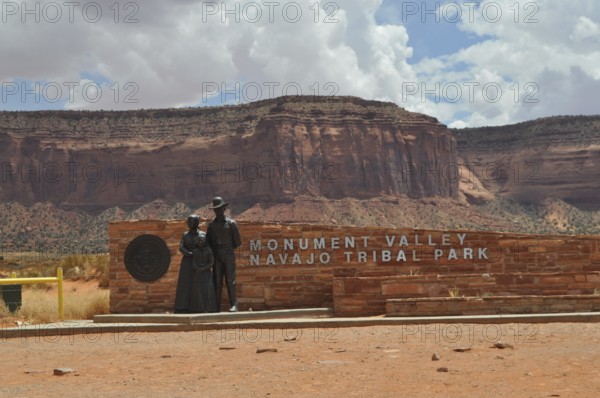 Sign at the entrance to Monument Valley, which is surrounded by impressive rock formations, Monument Valley, Navajo Tribal Park, Navajo Nation Reservation, Utah, Arizona, USA