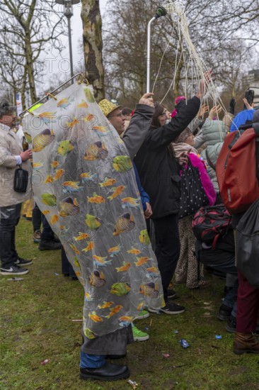 Rose Monday procession in Düsseldorf, spectators at the street carnival, in some cases heavy rain, shower curtain, North Rhine-Westphalia, Germany