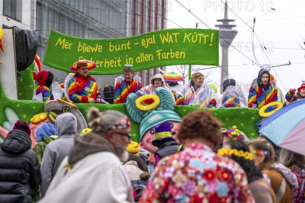 Rose Monday procession in Düsseldorf, theme floats and foot groups of the carnival societies and other participants at the street carnival, in some cases heavy rain, North Rhine-Westphalia, Germany