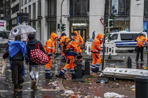Sweep on Rose Monday in Düsseldorf, the municipal utilities clean up after the train, confetti, camels, trash, employees of AWISTA, Society for Waste Management and City Cleaning, central disposal and urban cleaning companies in Düsseldorf, clean the train's path with their street cleaning machines, North Rhine-Westphalia, Germany