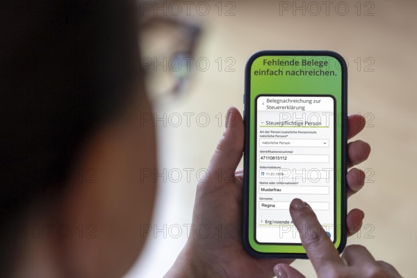 Complete symbol, income tax return via an app, MeinElster+, certain population groups can file their tax return online, mobile from spring 2026, the tax office sends out a pre-filled return, the taxpayer can check, change and supplement it and send it back again