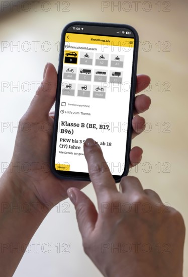 Symbolic image, preparation for the driving test via a smartphone app, learning theory via an app, here the ADAC app