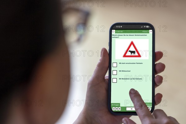 Symbolic image, preparation for the driving test via a smartphone app, learning theory via an app, here the ADAC app