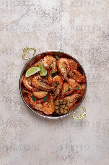 Fried king prawns, in shell, with spices, size 30/40, unpeeled shrimp, homemade, no people