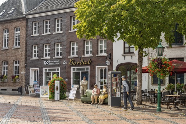 Aunt Käthe & Fräulein Sofie sculpture on the market in Straelen, North Rhine-Westphalia, Germany