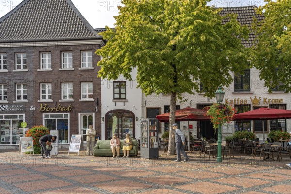 Kafffee Crown and the sculpture Aunt Käthe & Fräulein Sofie on the market in Straelen, North Rhine-Westphalia, Germany