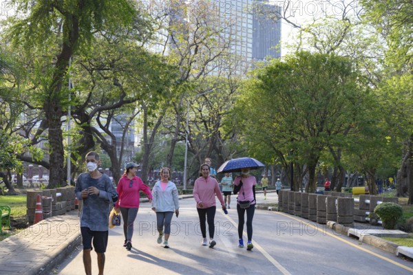 Bangkok, Thailand. March 4th 2025. People enjoy walking and jogging in the urban green space of Lumphini Park, Bangkok, Thailand