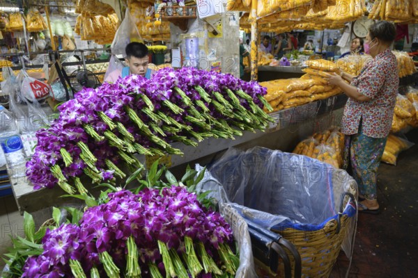 Bangkok, Thailand. March 2rd 2025. Thai workers inside Pak Khlong Talat-Bangkok Flower Market, a busy wholesale market that works 24 hours a day