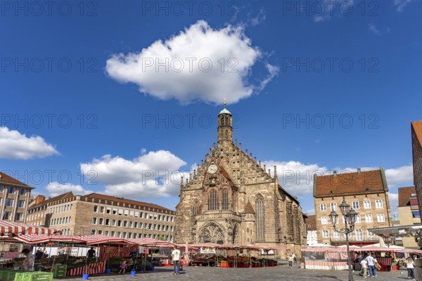Market stalls and Church of Our Lady am Hauptmarkt, Nuremberg, Bavaria, Germany
