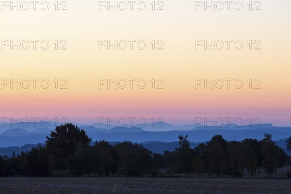 Colourful morning sky towards Saxon Switzerland seen from Lerchenberg, sunrise, Lerchenberg, Börnchen, Bannewitz, Saxony, Germany