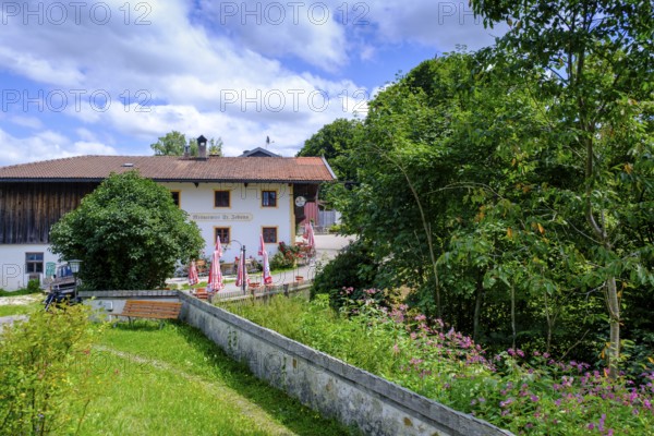 Historischer Mesnerwirt, Kirche St. Johann, Vogling bei Siegsdorf, Chiemgau, Upper Bavaria, Bavaria, Germany