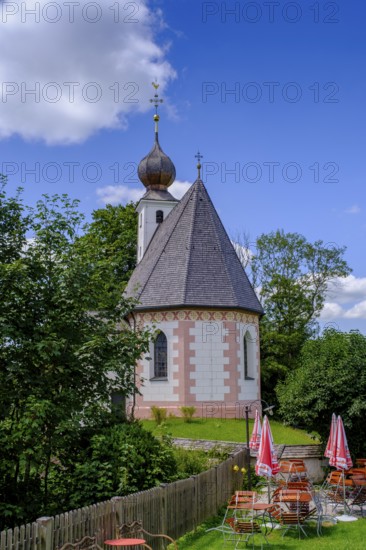 Mesnerwirt und Filialkirche St. John the Baptist, Vogling bei Siegsdorf, Chiemgau, Upper Bavaria, Bavaria, Germany