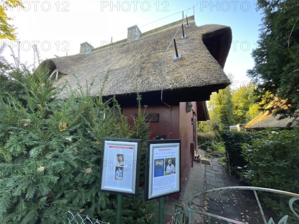 Künstlerdorf and Baltic resort Ahrenshoop, Künstlerhaus Schreyer, architecture, tradition, houses with thatched roofs, reed thatched roofs, Darss-Zingster Bodden chain, Baltic Sea, peninsula, nature, autumn, nature reserve, Fischland-Darss-Zingst, Mecklenburg-Western Pomerania, Germany