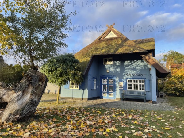 Galerie Kunstkaten, Künstlerdorf und Baltic resort Ahrenshoop, architecture, tradition, houses with thatched roofs, reed thatched roofs, Darss-Zingster Bodden chain, Baltic Sea, peninsula, nature, autumn, nature reserve, Fischland-Darss-Zingst, Mecklenburg-Western Pomerania, Germany