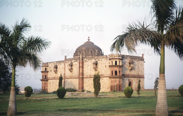 Qila-i-Kuhna Mosque, Mosque of the Old Fort, located within the complex of the Purana Qila Old Fort, Central Delhi, India, Asia 1980