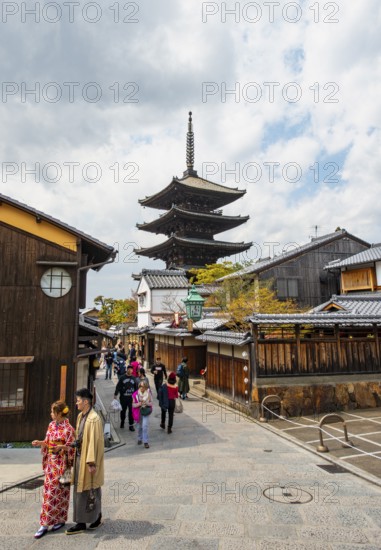 Couple in kimono, Yasaka dori historic street in the old town with traditional Japanese houses, five-story Yasaka pagoda of the Buddhist Hokanji Temple, Higashiyama, Kyoto, Japan