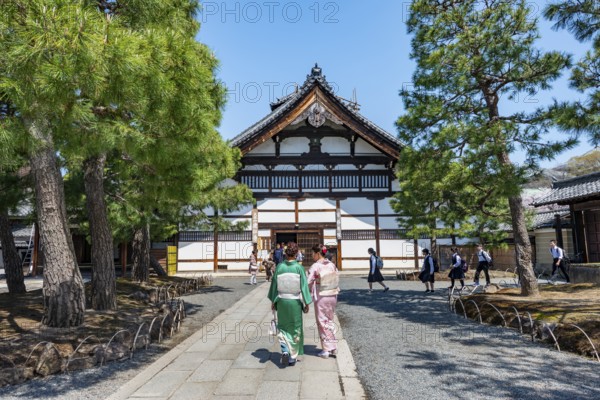 Japanese woman dressed in kimono in front of Kenninji Hombo, Kennin-ji Buddhist Temple, Higashiyama, Kyoto, Japan