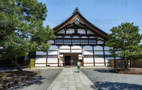 Japanese woman dressed in kimono in front of Kenninji Hombo, Kennin-ji Buddhist Temple, Higashiyama, Kyoto, Japan