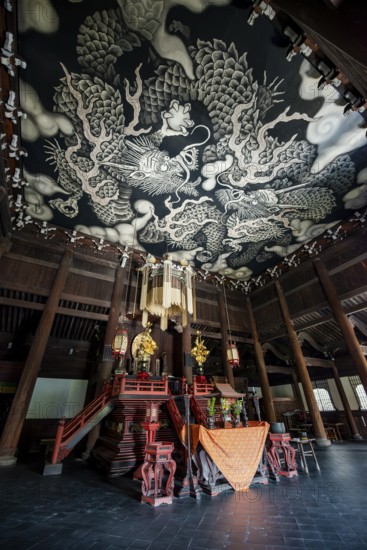 Interior view of Hodo Hall in Kennin-ji Buddhist Temple, Twin Dragon ceiling painting by artist Koizumi Junsaku, Kenninji Temple, Komatsucho, Kyoto, Japan