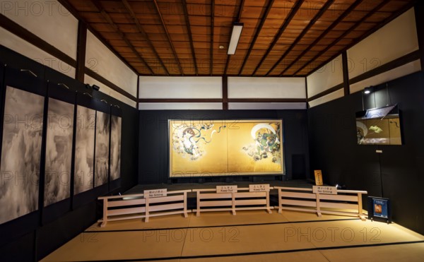 Partitions depicting the wind and thunder gods on a gold background, Kenninji Temple, Komatsucho, Kyoto, Japan