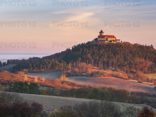 View of Wachsenburg Castle in the first morning light in autumn, Burgenensemble Drei Gleichen, Thüringer Burgenland, Thuringian Basin, Holzhausen, Thuringia, Germany