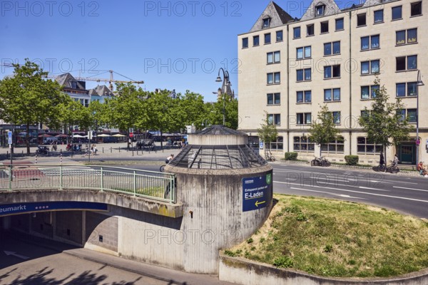 Heumarkt underground car park, row of houses, residential and commercial buildings, general architecture, access to the underground car park, trees, blue sky, cloudless, Markmannsgasse, Cologne, district-free city, North Rhine-Westphalia, Germany