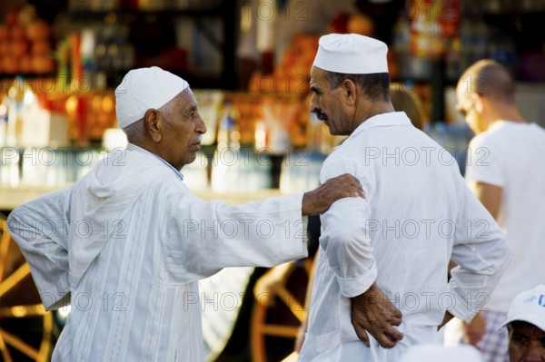 Men talking, Place Djemma el-Fna, Gauklerplatz, UNESCO World Heritage Site, Marrakech, Morocco
